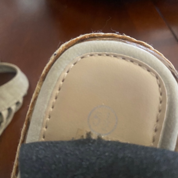 Great little neutral wedges.  Size 5 1/2, worn only a couple of times. - Picture 3 of 3